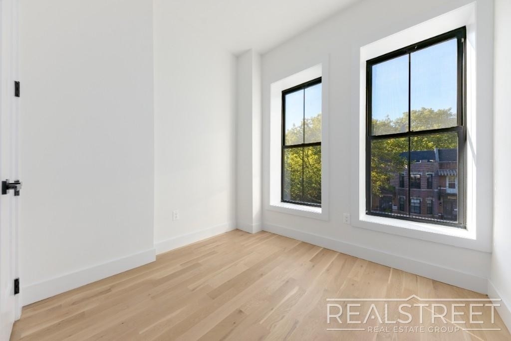 51 Rockaway Ave - Photo 3