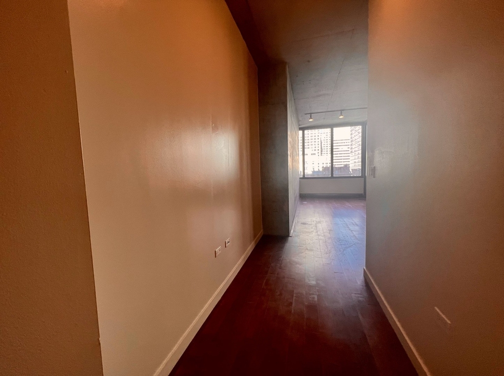 235 W Van Buren Street - Photo 5