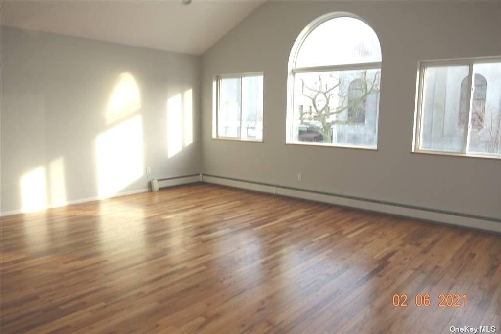 565 W Walnut Street - Photo 2