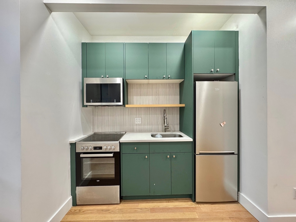 1027 Putnam Avenue - Photo 2