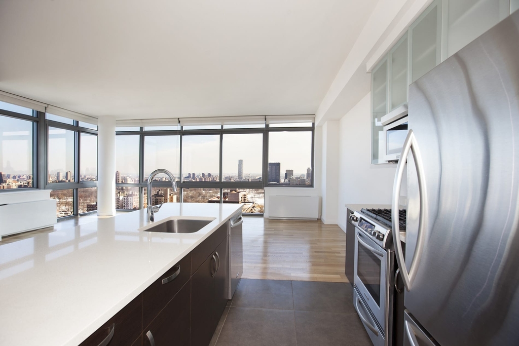 801 Amsterdam Avenue - Photo 2