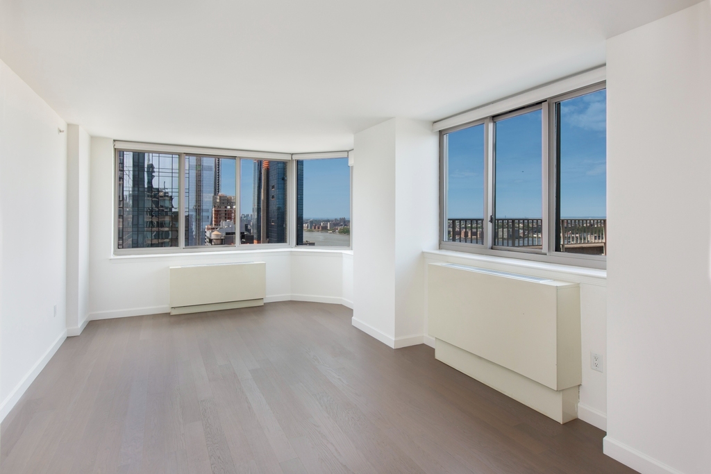 561 10th Avenue - Photo 0