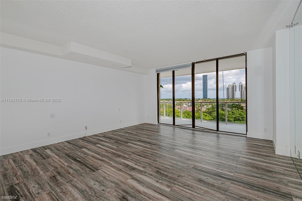 19500 Turnberry Way Apt 6e - Photo 3