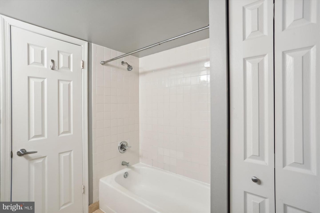 10101 Grosvenor Pl #2005 - Photo 9