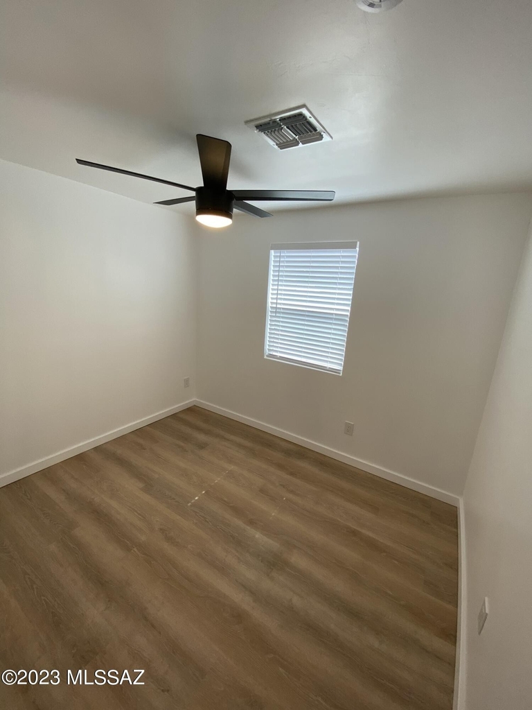 1030 E Lee Street - Photo 5