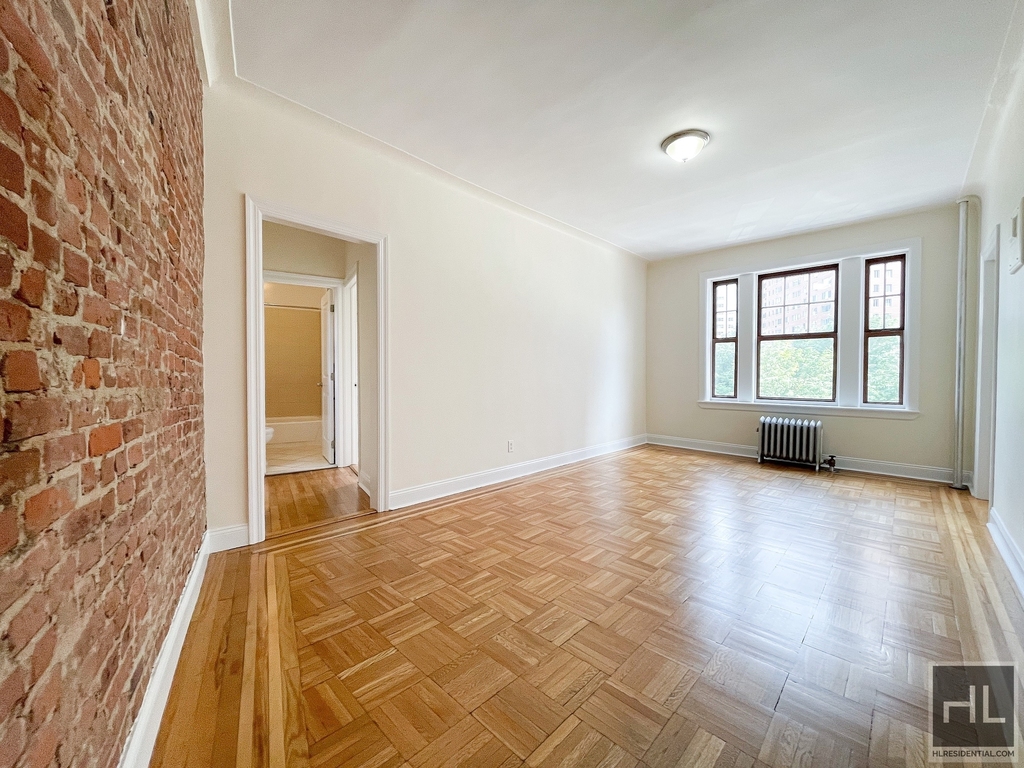 205 West 11th Street - Photo 0