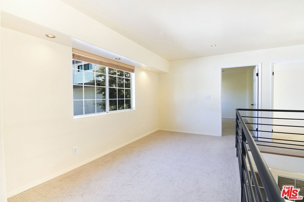 3946 Ventura Canyon Ave - Photo 26