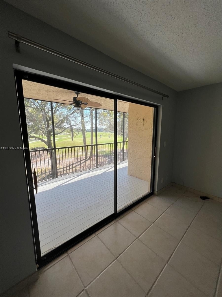 200 Jacaranda Country Club Dr - Photo 10