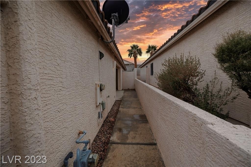 2123 Sunset Vista Avenue - Photo 2