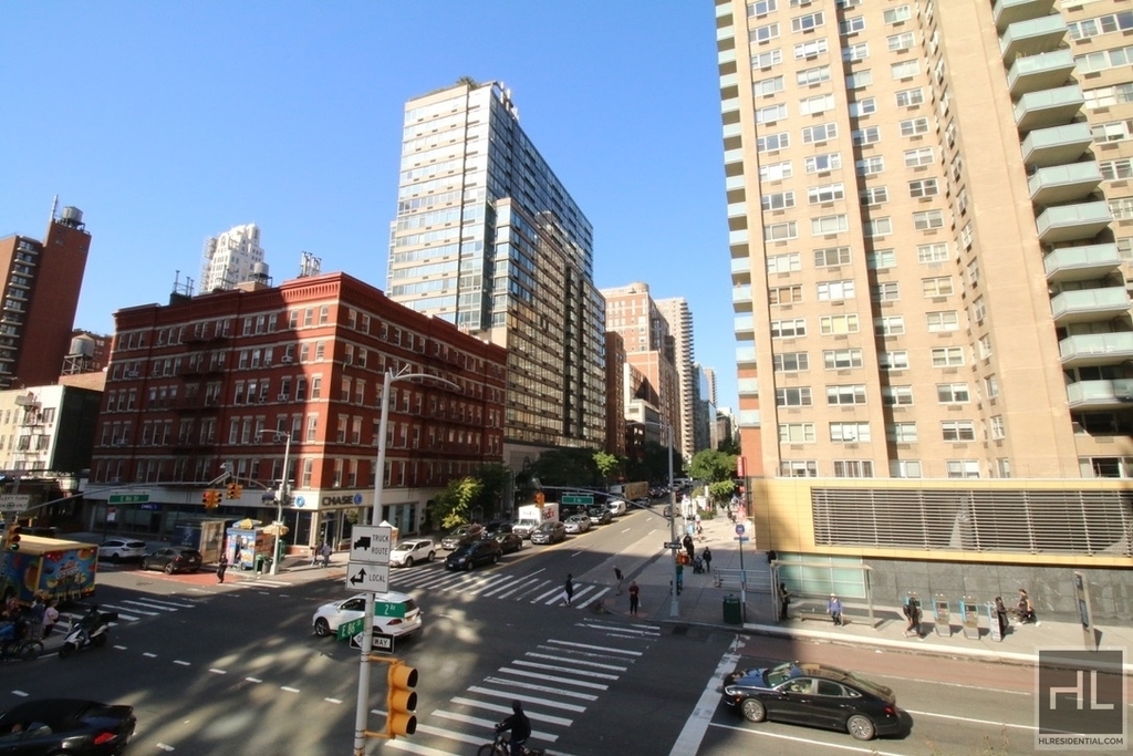 East 86th Street - Photo 2