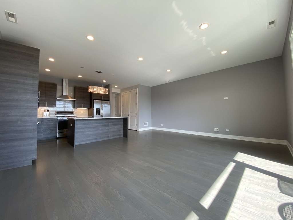 2054 W Chicago Avenue - Photo 2