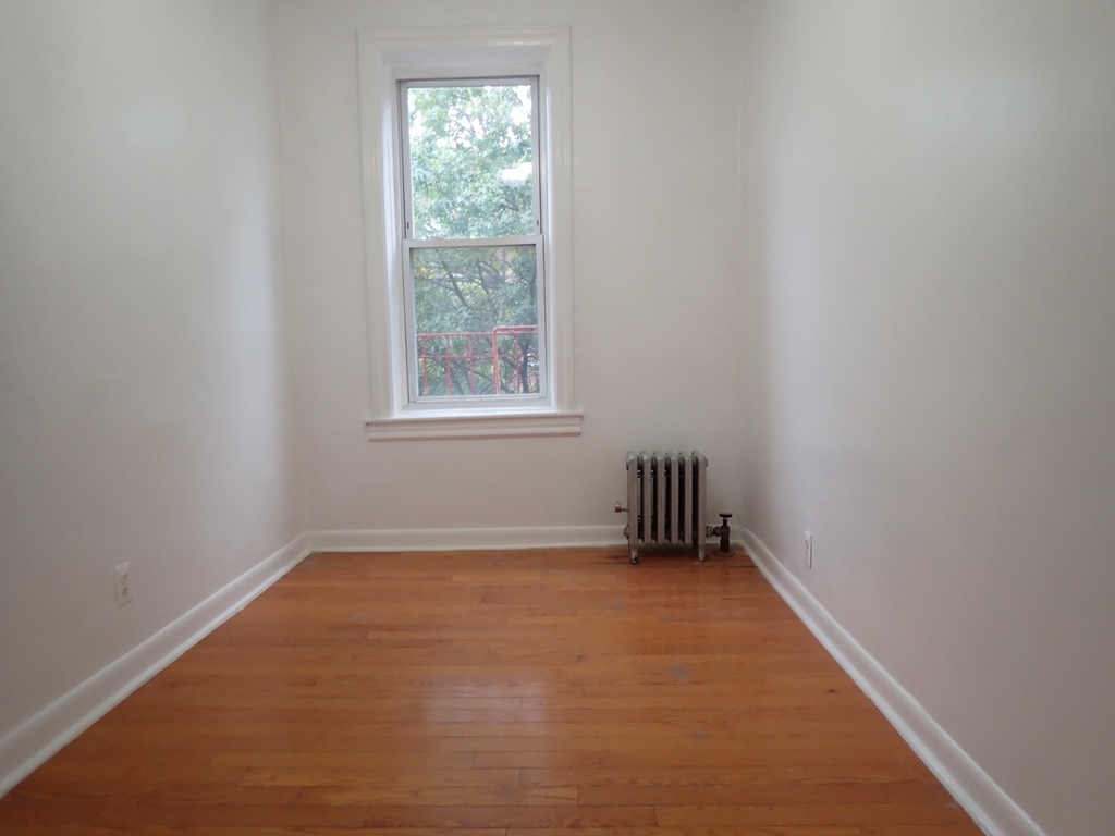 489 Montgomery Street - Photo 2