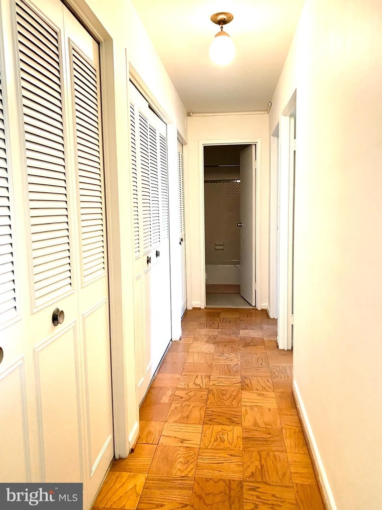 10401 Grosvenor Place - Photo 11