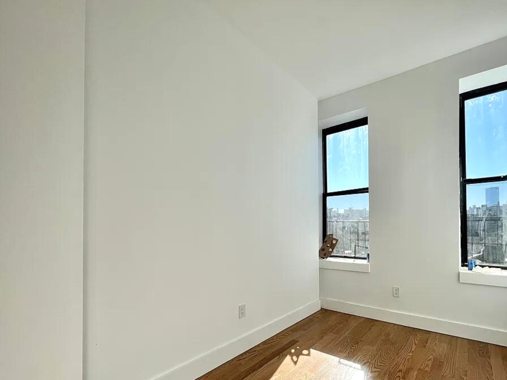 631 East 6th Street - Photo 3