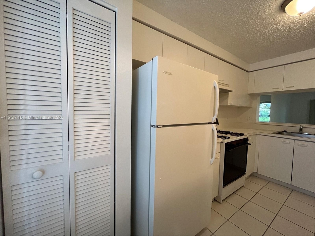 8064 Sanibel Dr - Photo 6