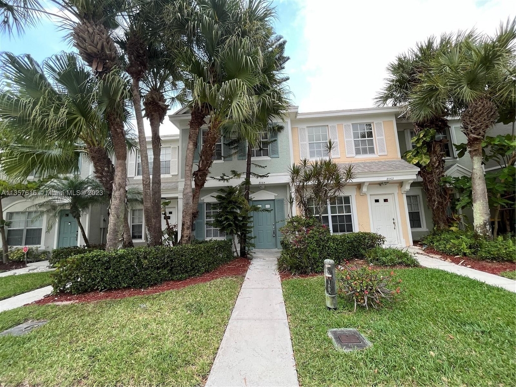 8064 Sanibel Dr - Photo 0