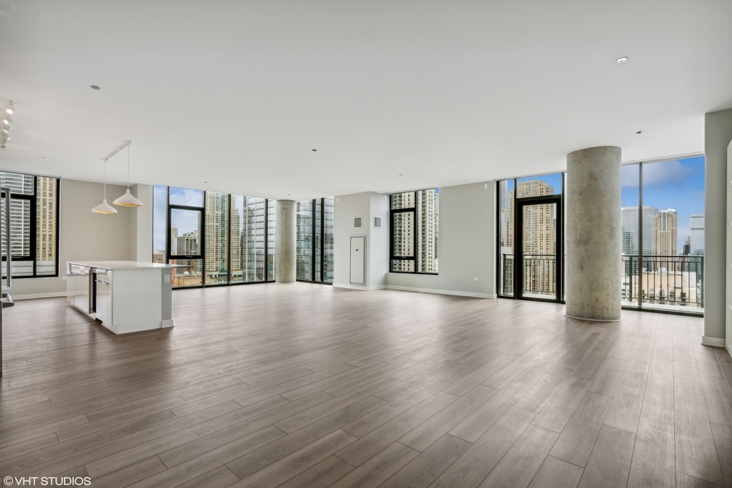 833 N Clark Street - Photo 1