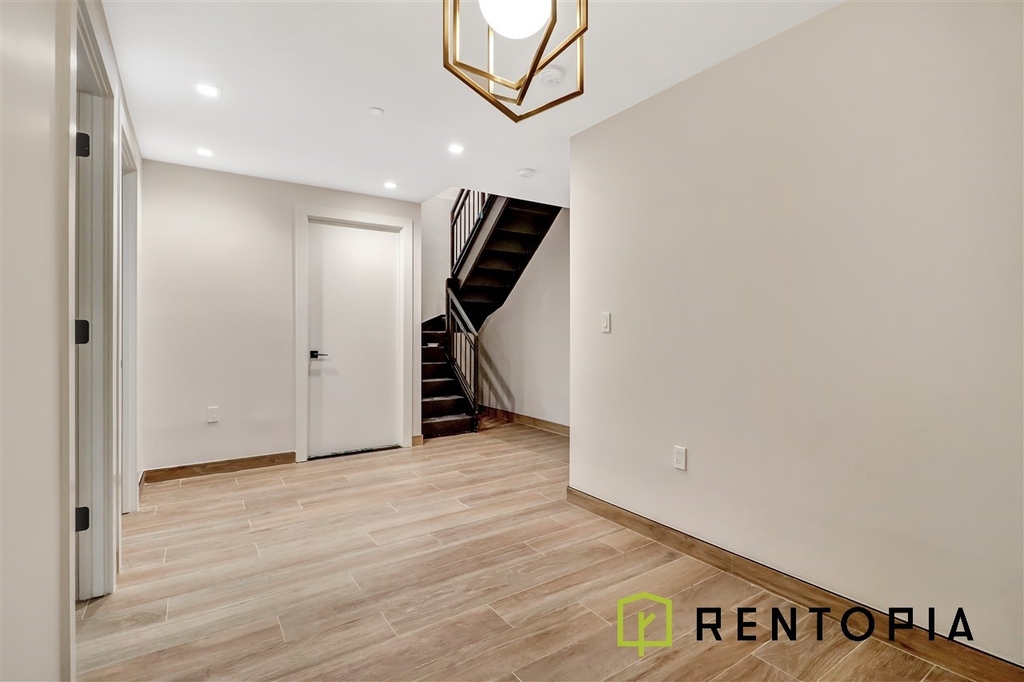 596 Metropolitan Avenue - Photo 8