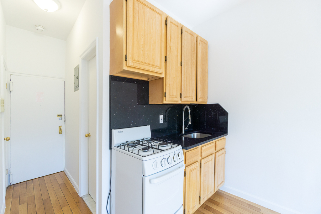 320 West 20th Street - Photo 2