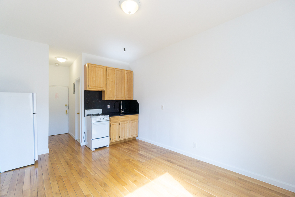 320 West 20th Street - Photo 1