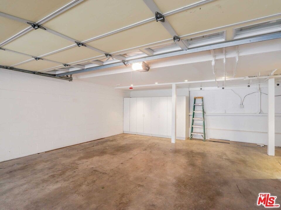 1226 N Kings Rd - Photo 14