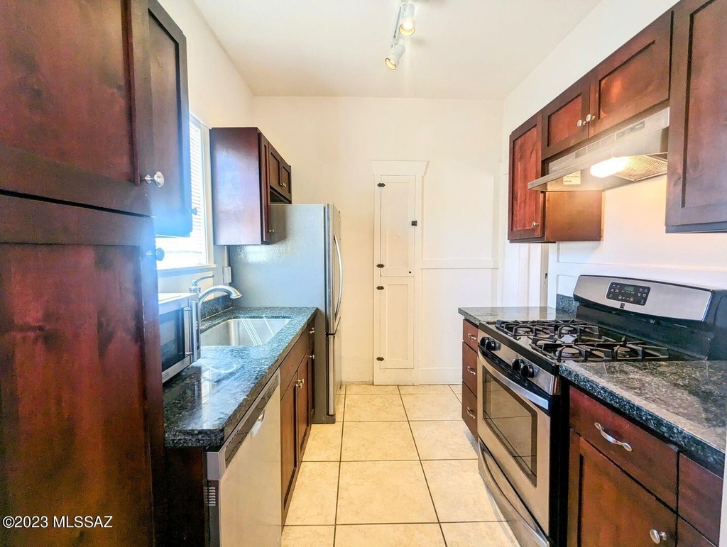 1306 E 9th Street - Photo 0