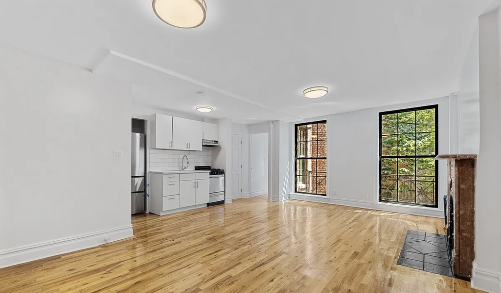 222 West 10th Street - Photo 4