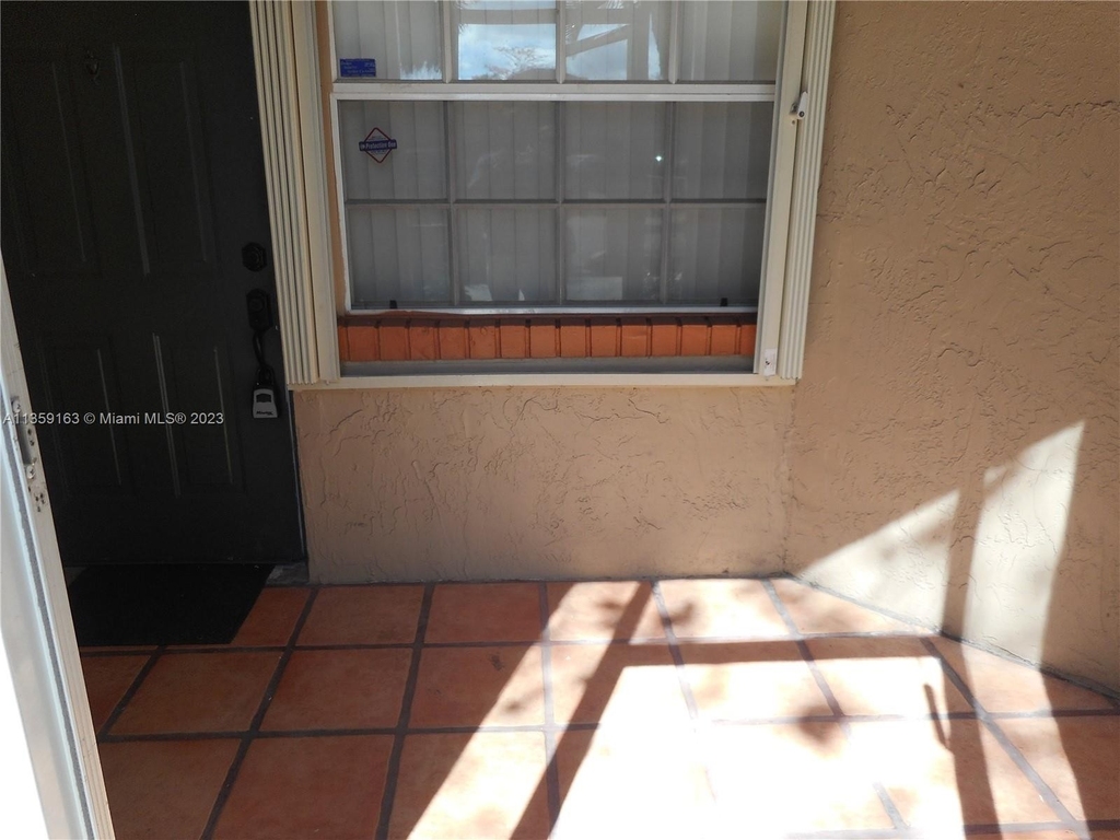 301 Sw 86th Ave - Photo 1