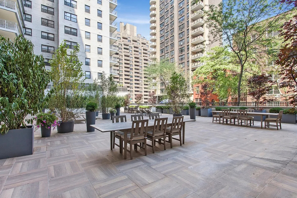 305 East 86th Street - Photo 10