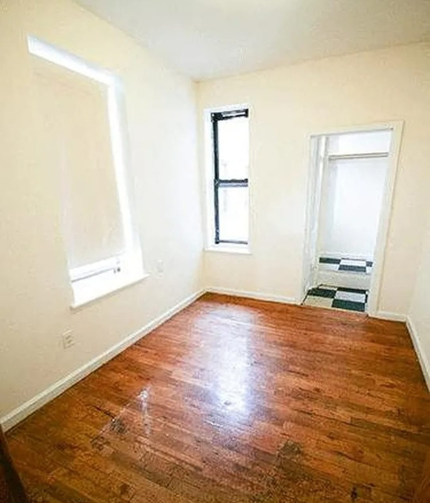 620 East 11th Street - Photo 1