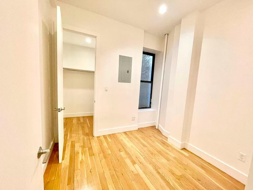 218 West 22nd Street - Photo 4