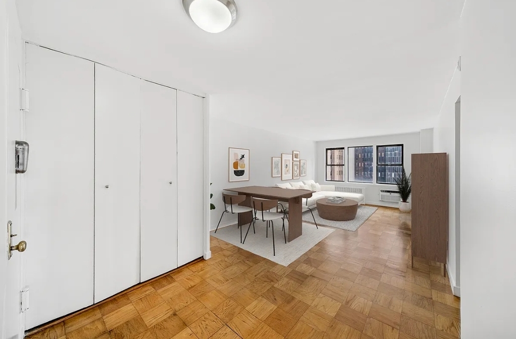 East 36th street - Photo 1
