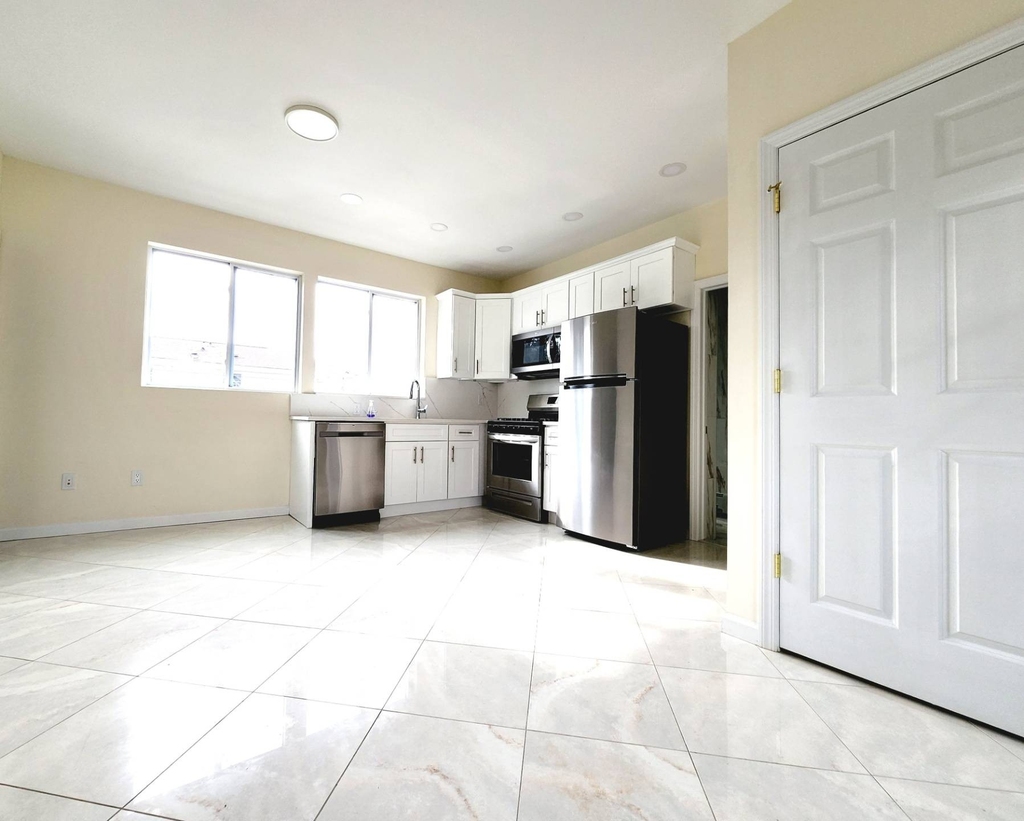3002 Voorhies Ave - Photo 2