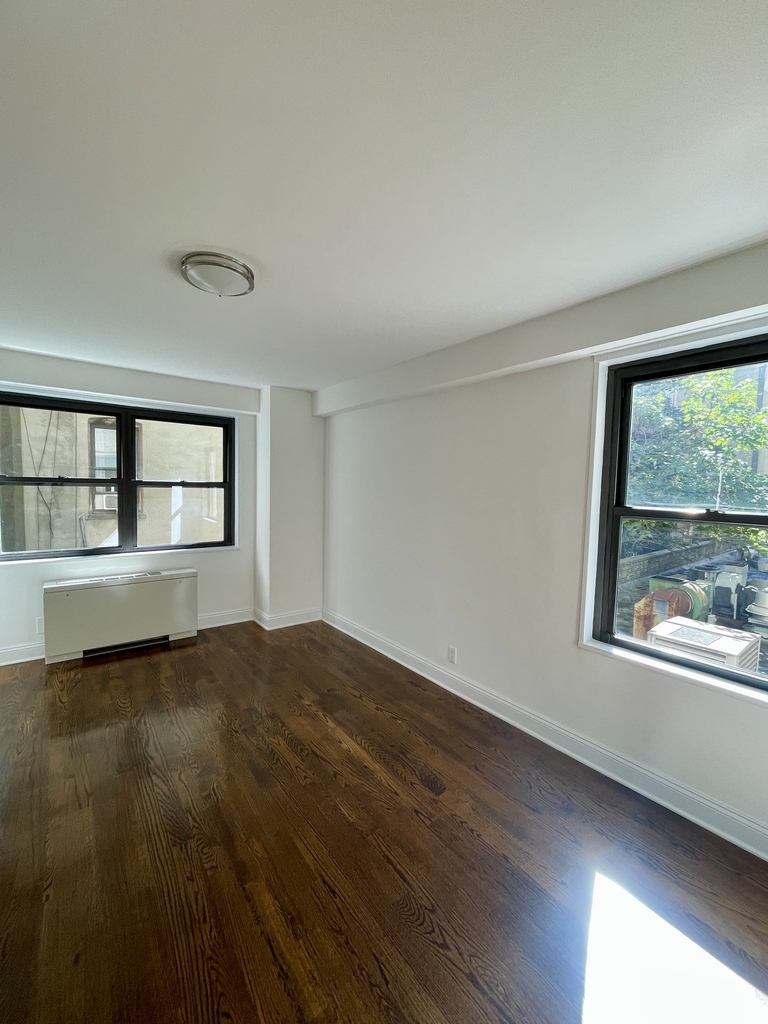 East 89th Street - Photo 8