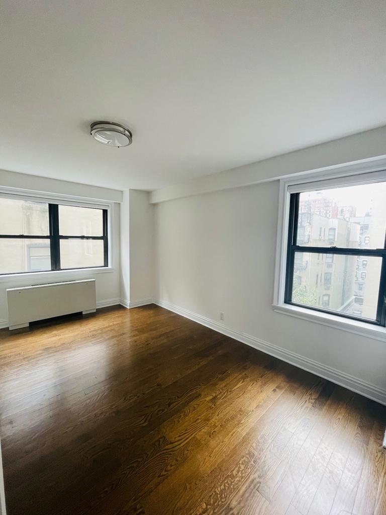 East 89th Street - Photo 10