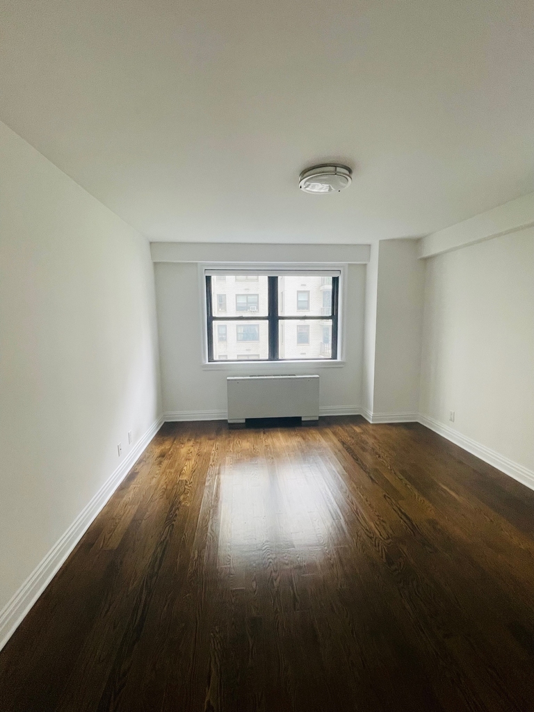 East 89th Street - Photo 8