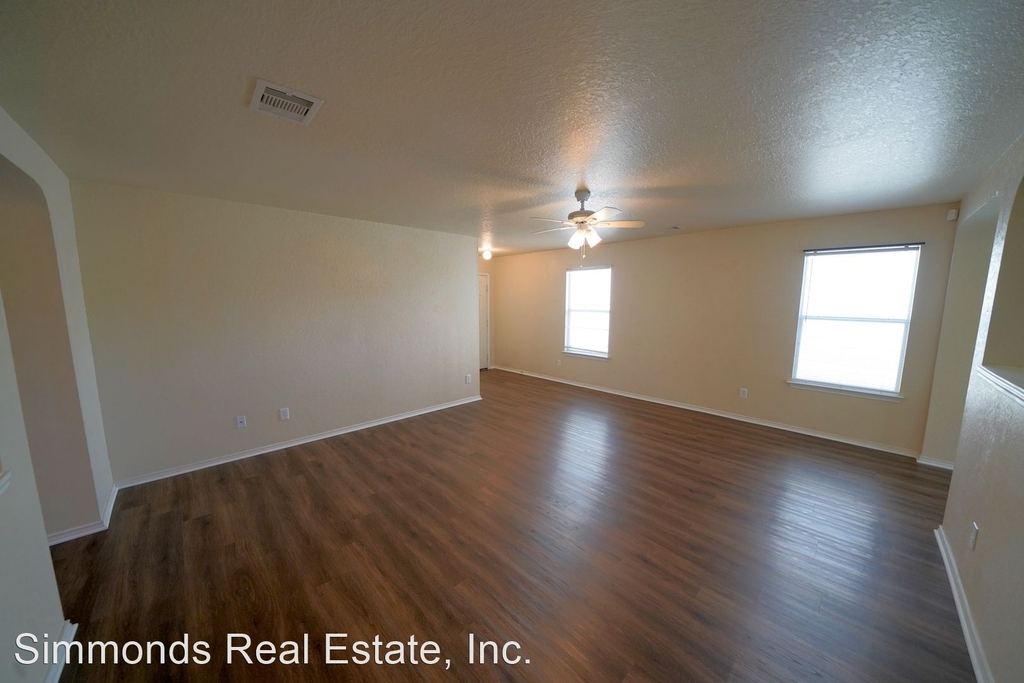 104 Lone Star Way - Photo 10