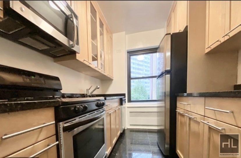 405 East 56 Street - Photo 3