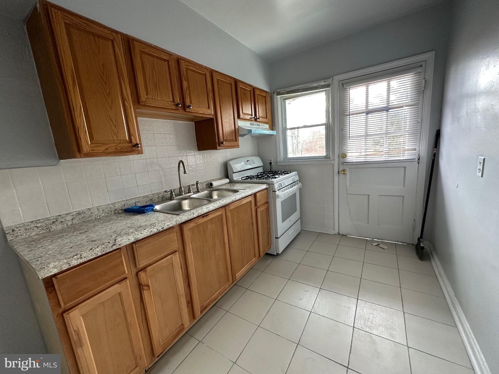 1239 Walters Avenue - Photo 3