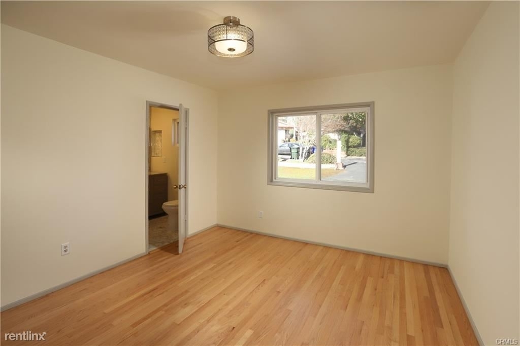 2528 Mary St - Photo 3