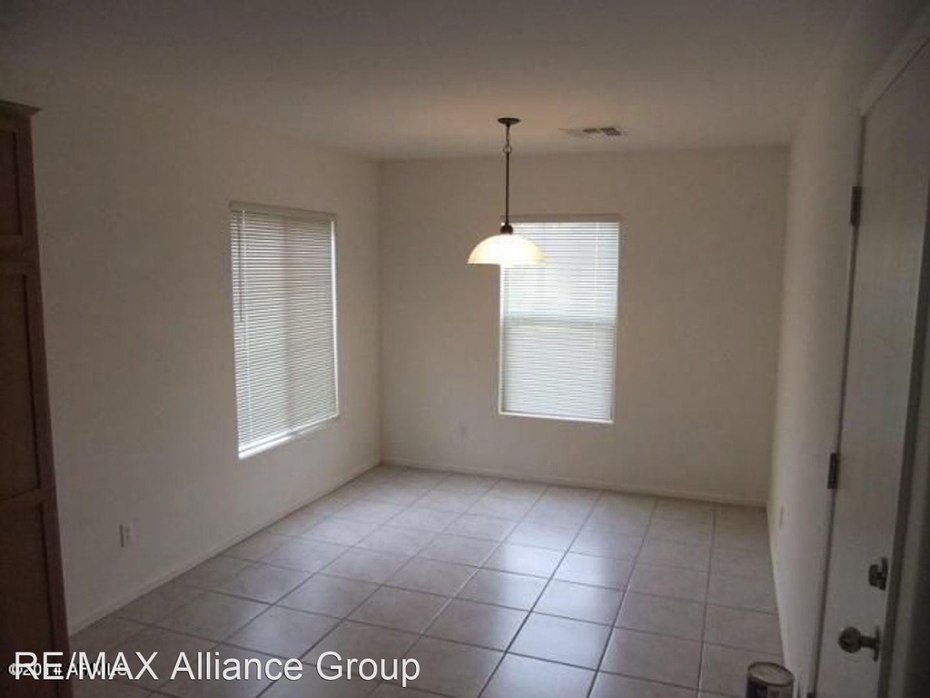 43229 West Jeremy Street - Photo 2