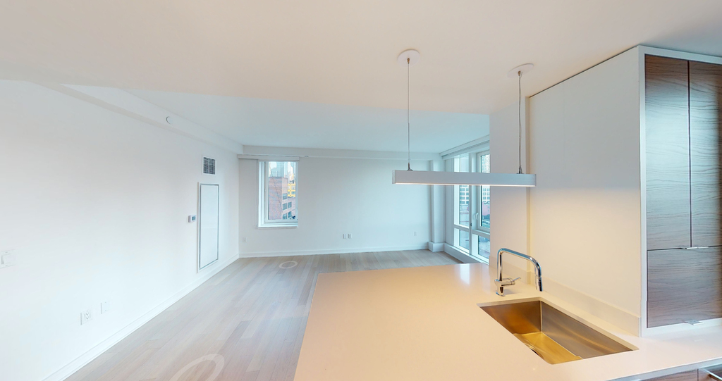 525 West 39th Street - Photo 2