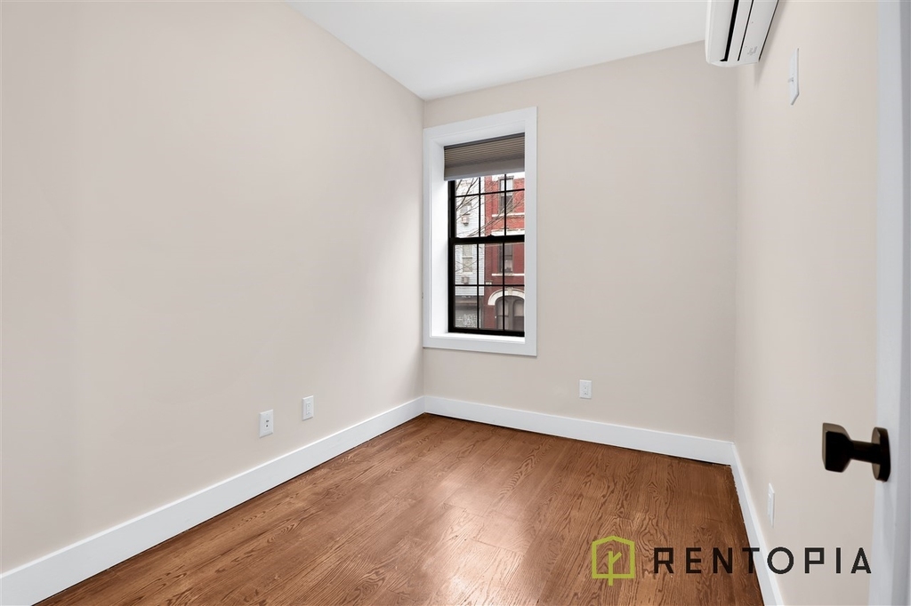 228 Manhattan Avenue - Photo 2