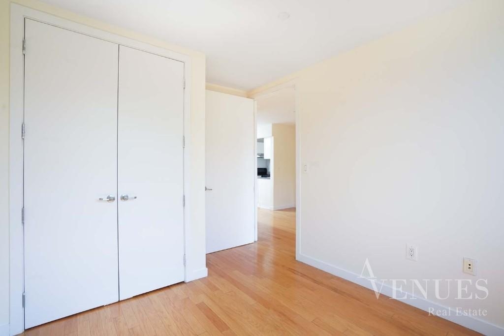 924 Metropolitan Avenue - Photo 3