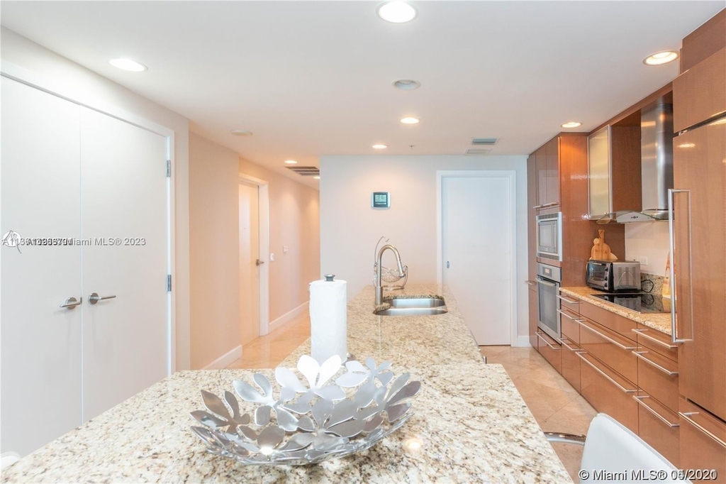 3801 Collins Ave - Photo 3