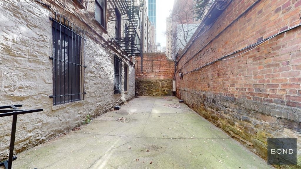 East 58th Street - Photo 11