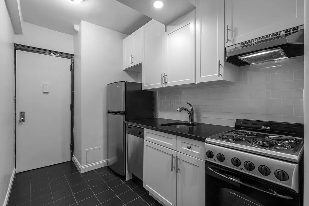 208 West 23rd Street - Photo 2