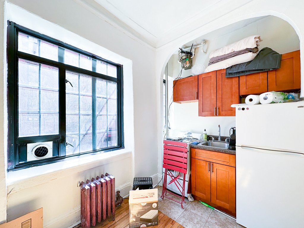 189 West 10th Street - Photo 2