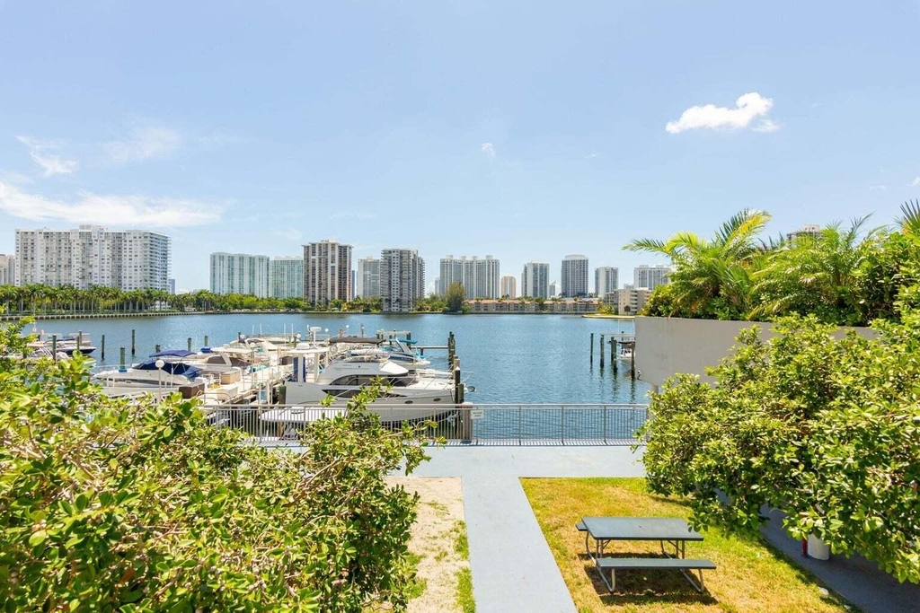 18031 Biscayne Boulevard - Photo 18