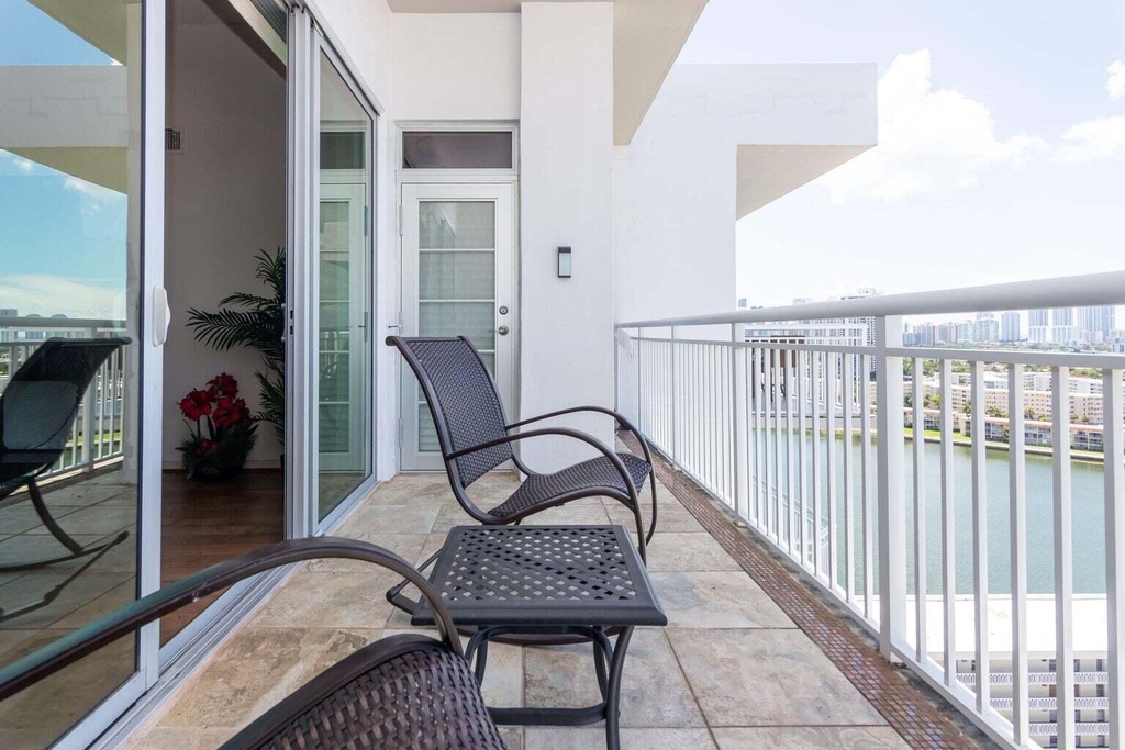 18031 Biscayne Boulevard - Photo 14